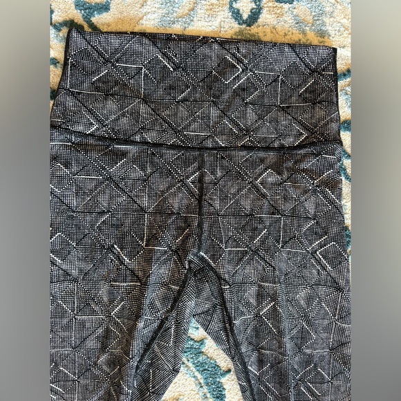 Lululemon black & white geometric shaped leggings. Size is either size 0 or 2 - Picture 5 of 5